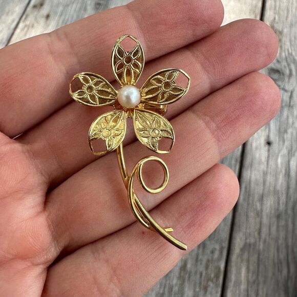 Vintage Jewelry Gold Tone Flower with faux pearl brooch pin - Picture 1 of 2